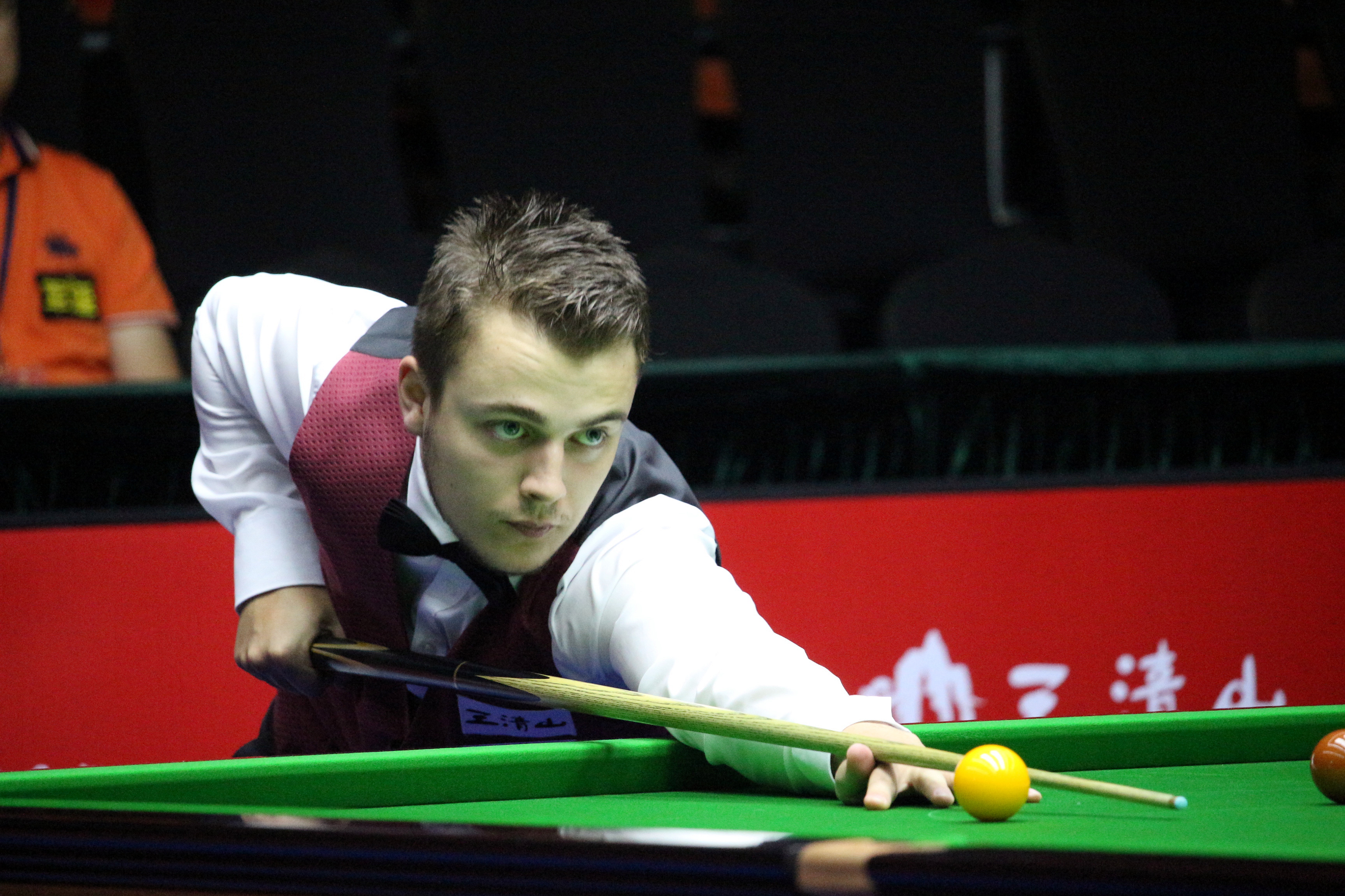 他严格遵守 他严格遵守